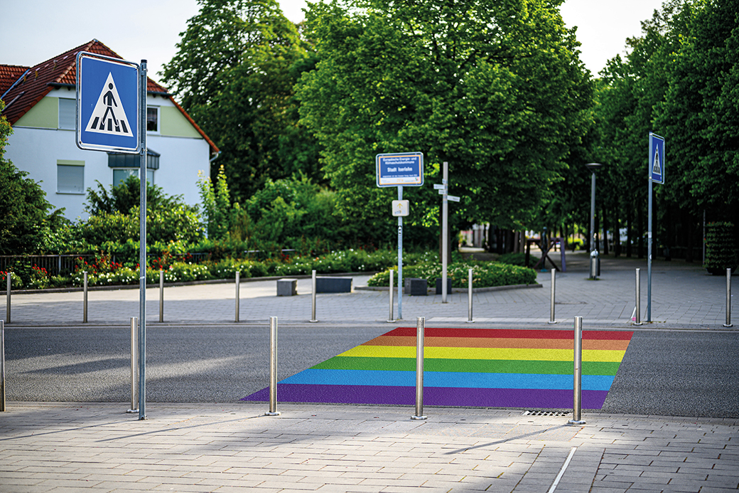 Rainbow zebra pāreja Christopher Street Day svinībām kā pagaidu ceļa apzīmējums