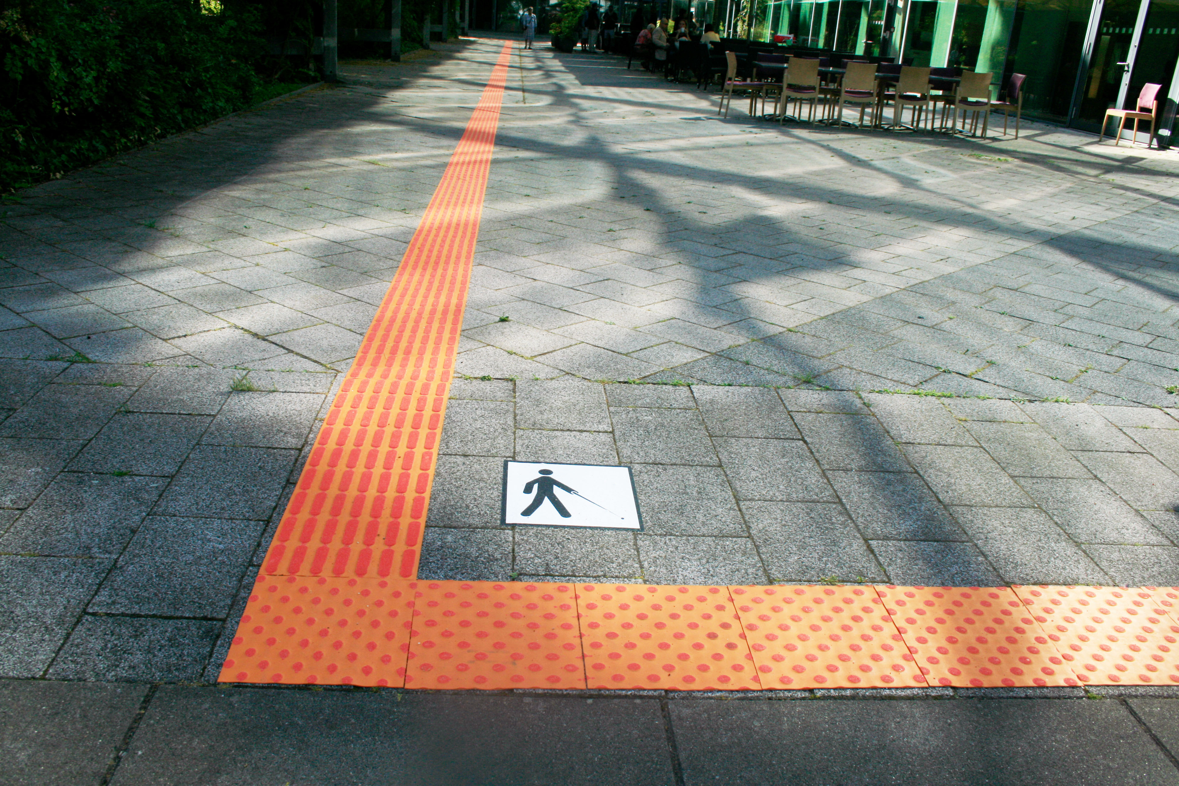 Taktile Markierungsfolien im Einsatz: temporäre Orientierungshilfen für mehr Sicherheit und Barrierefreiheit im öffentlichen Raum.